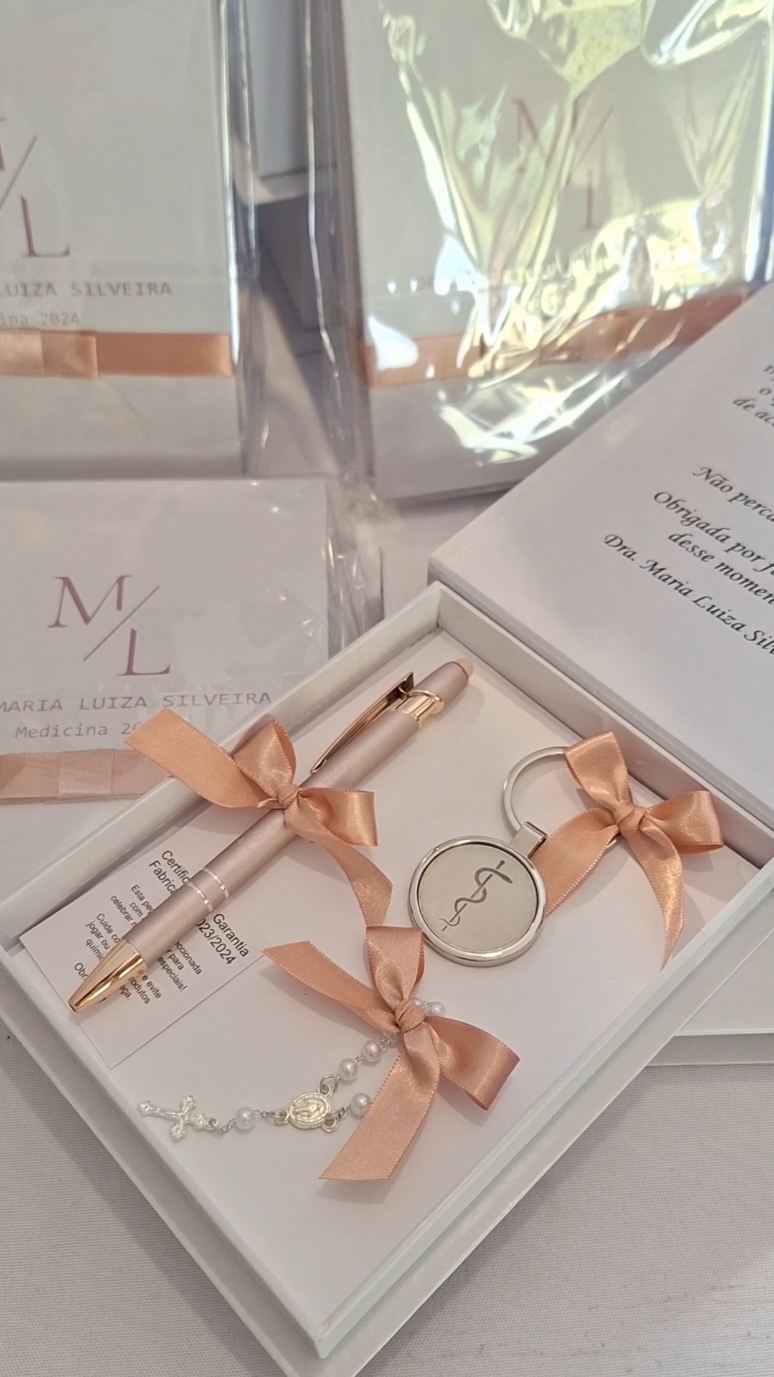 Mimos de Formatura  Kits personalizados  Pedido mínimo de 5 kits 63,00 cada kit CATÁLOGO COM VALORES no link do perfil WhatsApp é 11 98476-7799 (link direto no perfil) #kitsdeformatura #Formatura #formaturamedicina #formaturademedicina #medica 
