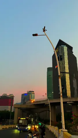 Sunset kuningan jakarta 😍 . Mentaha vidio tanpa musik ada dibio. #sunsetjakarta #senjajakarta #vibesjakarta 