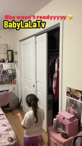 Scaring my niece 🤣 did she get scared ? #halloweencostume #scared ##scarepranks #halloweenprank #jumpscares #lmao #viralvideo #tictok #prank #scarymask #opps #notsorry #aww 