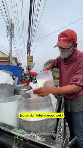 Nemu susu murni di pinggir jalan lur. Jualannya dari tahun 1986, dan dari dulu selalu pake milk can.  Di sini ada 2 macam susu, susu sapi dan susu kambing. Rata-rata perharinya mereka berhasil menjual 700 liter susu. Tempatnya sudah aku spill di akhir video, kalau pengen nyusu ndang gas, lumayan murah meriahhh #susu #susumurni #jogja #kulinerjogja #dyodoran 
