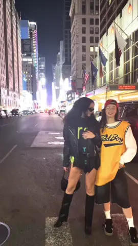 Guess who 😏 @maddieobregon #halloweencostume #billieeilish #charlixcx #nyc 