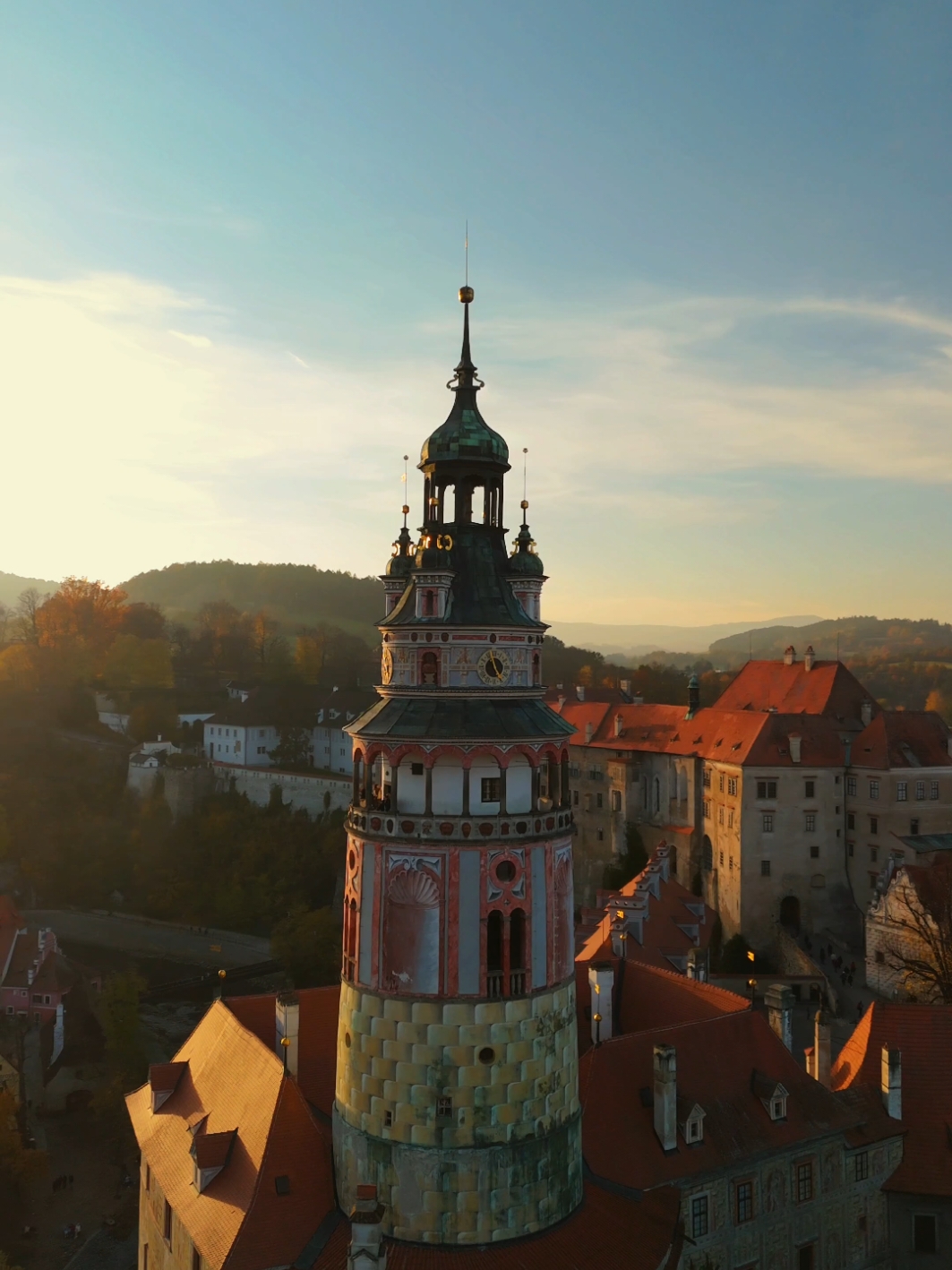 Sunset at Český Krumlov, one of the jewels of europe. #dronevideo #dji #autumn #sunset #castle #czech #fyp #tiktok #fy 