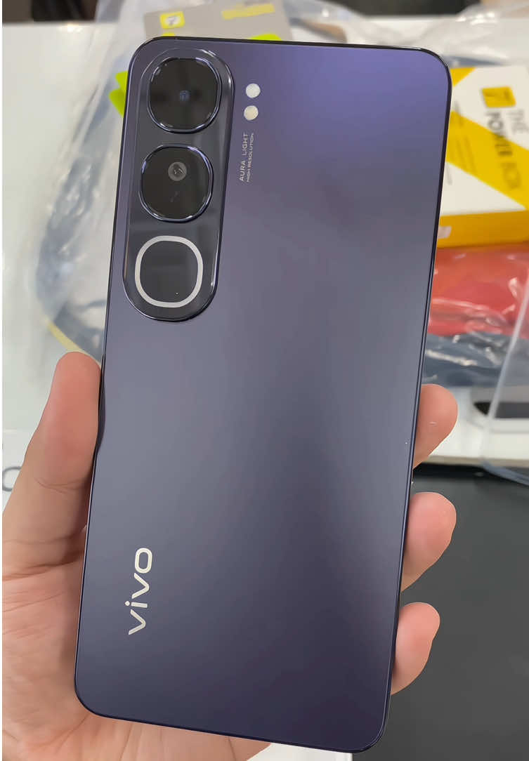 Vivo Y200 5G สี Dynamic back 🖤 💎ใหม่! Vivo Y200 5G สุดทน ท้าชนทุกสเปค💥 ✅ หน้าจอลื่นไหล 120Hz AMOLED ✅ ลำโพงสเตอริโอคู่ ✅ สุขภาพแบตทนนาน 4 ปี พร้อมชาร์จไว 80W  ✅ ใช้งานราบรื่นตลอด 4 ปี . 🌟8GB + 256GB ราคา 9,999.- 🌟12GB + 512GB ราคา 12,999.- . 🎁รับฟรี E-VIP รับประกันอายุการใช้งานแบตเตอรี่ โดยสามารถเปลี่ยนแบตเตอรีได้ฟรี 1 ครั้ง (มูลค่า 999 บาท) หากสุขภาพลดลงต่ำกว่า 80 เปอร์เซ็นต์ในระยะเวลา 4 ปีแรก *เฉพาะลูกค้าที่ซื้อวันที่ 25 ต.ค. 67 ถึง 30 พ.ย. 67 เท่านั้น #Viv#Vivo0#y200005G