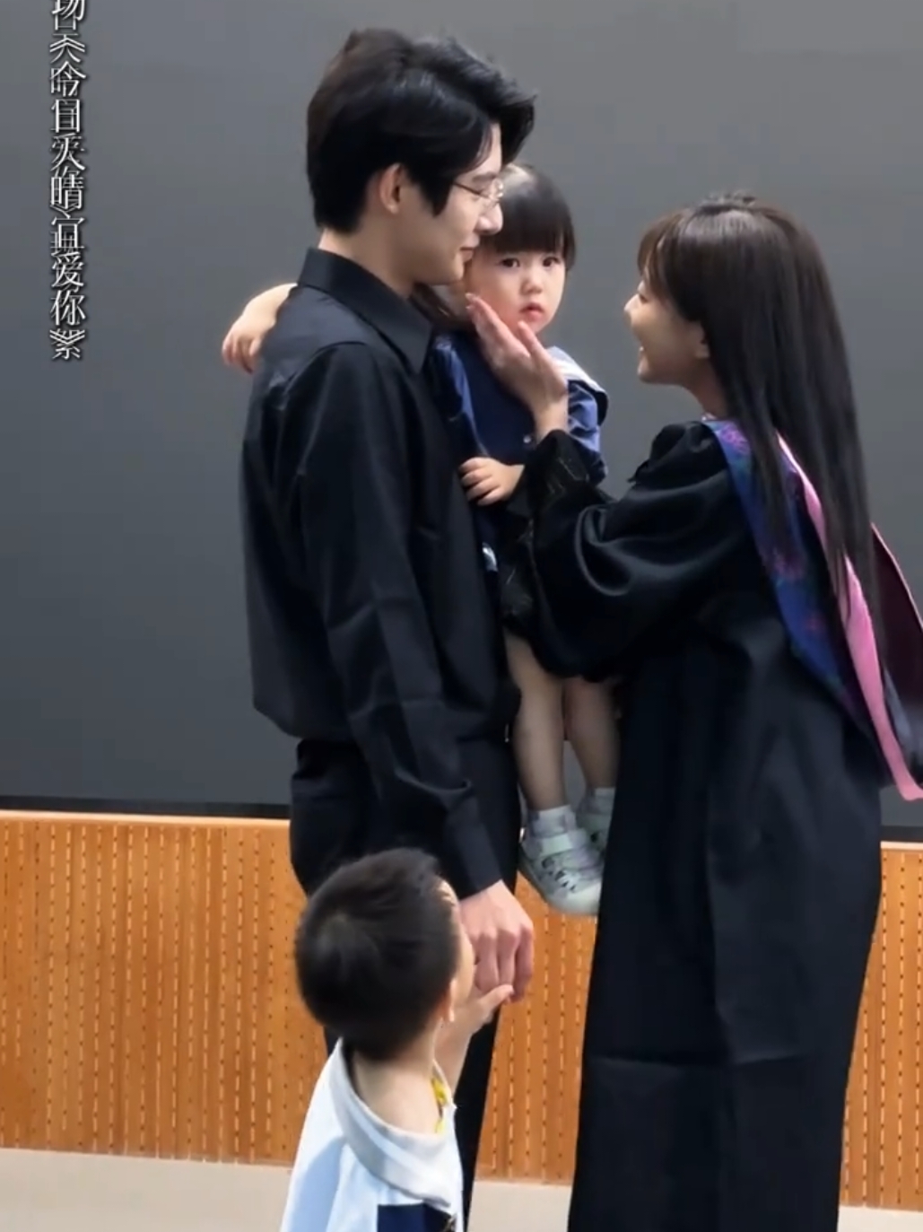 perfect family👨‍👩‍👧‍👦💕 #todayissummeriloveyou #白昕怡朱一未 #今日天晴宜爱你 #baixinyizhuyiwei #TrueLove #happycouple #sweetlove #happyfamily 