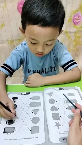 Menghubungkan bentuk yang sesuai dengan benda.  #belajarbentuk#mengenalbentuk#belajarbangundatar#mengenalbangundatar#bangundatar#bukucalistung#bukuanak#bukuanaktk#bukuanakpaudfyp#fypシ#belajarmembaca#belajarberhitung#belajarmenulis#bukumembaca#bukuberhitung#bukumenulis 