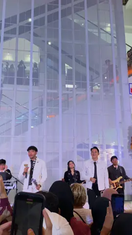 finally,bisa nntn konsernya lagu ftv sctv jadul dan dengerin lagu ini langsung🥹  #yovieandnuno #aeondeltamas #sampaiakhirwaktu @Yovie & Nuno @Adhyra Yudhi 