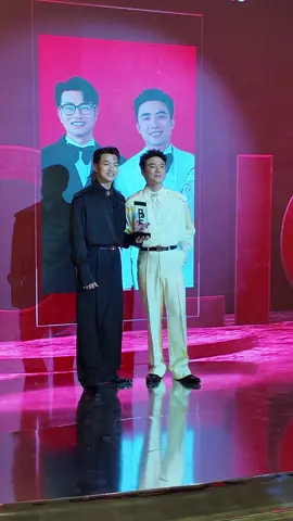 Đã hai ngày trôi qua rùi mà tôi vẫn còn vui lắm luôn ấyyyyyyy. Một giải thưởng đầu tiên của 2 bọn mìnhhhh. Hành trình còn dài và còn phải nỗ lực nhiều. Cảm ơn những tình cảm của mọi người dành cho 2 đứa❤️❤️❤️ #ninhduongstory #mensfoliovietnam 
