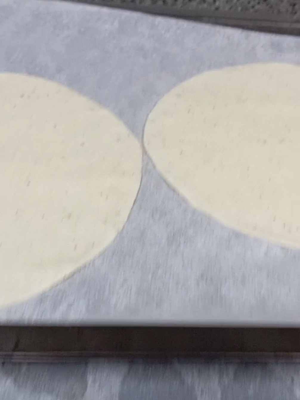 طريقة فرد عجين اللوز  المقادير  ثلاثه اكواب طحين اللوز او كوب ين طحين اللوز ونص كوب طحين جوز الهند نظيف ثلث كوب سيليوم هاسك او قاطونه او سباقول نفس الشيء اللي ما عنده هذه ممكن يضيف شوفان في حاله ما عنده مشاكل صحيه ملعقتين زيت زيتون كوبين مي ساخن ملعقه كبيره بيكنج باودر ملعقه صغيره ملح نعجن ونفرد بهذه الطريقه اللي بالفيديو  #bread #lowcarb #explore #ketodiet #diet #diet #fyp #uae #healthyfood #zerosugar #اكسبلور #keto 