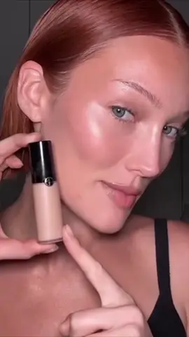 @Meredith Duxbury creates a radiant no-foundation makeup look using the lightweight LUMINOUS SILK CONCEALER as a flawless base, boasting a high coverage and buildable texture.    Recreate the look: -LUMINOUS SILK CONCEALER in shade 4 -LUMINOUS SILK CHEEK TINT in shades 53 and 31   #Armanibeauty #ArmaniBeauties #LuminousSilk #Blush #LiquidBlush #NaturalMakeup #MakeupLook