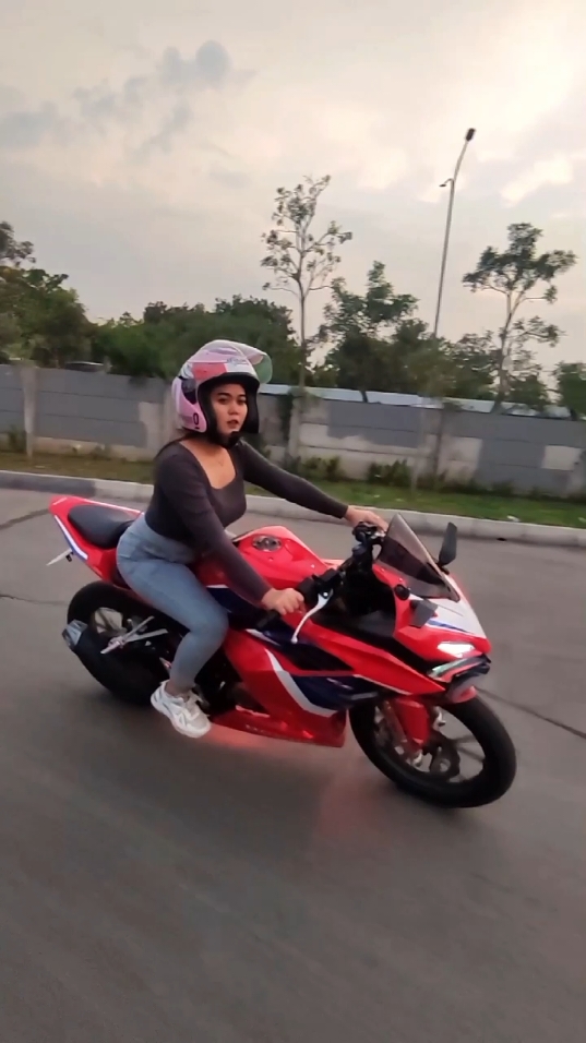 Matic ok kopling ok yg penting hayu meluncurr🙌😁 #fyp #fypage #lewatberanda #viralvideo #viraltiktok #amagemoy #sigemoy #istrigemoy #cbr150r #cbr150rk45r #cbr150r2021 #honda #cbr 
