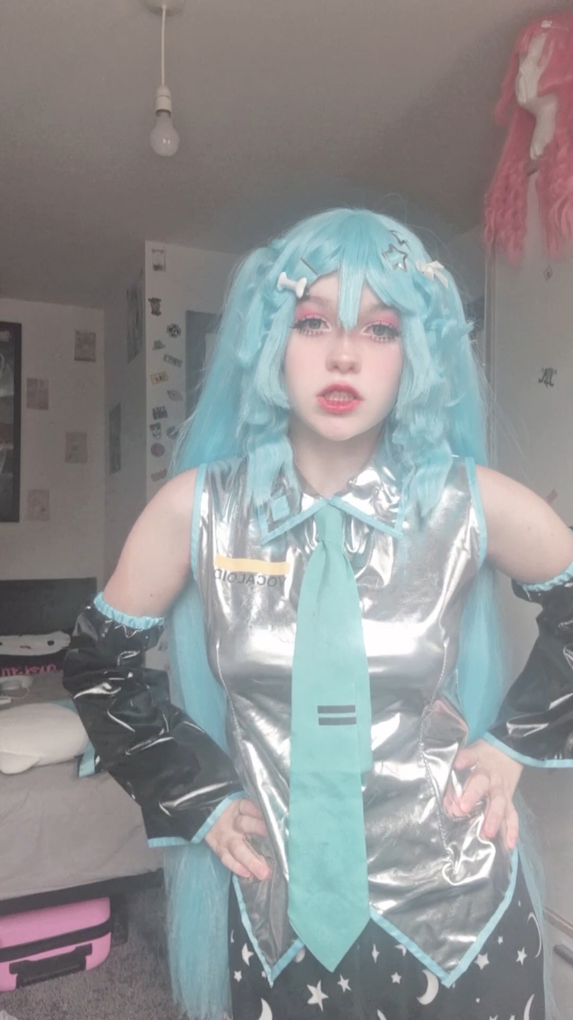 if anyone says she's eating lasagna you officially have to marry me #hatsunemiku #miku #hatsunemikucosplay #vocaloid #vocaloidmiku #vocaloidcosplay #pjsk #projectsekai #fyp #foryou #projectsekaicolorfulstage #food #qotd 