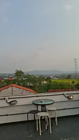 Senin sore yang ceria, ngobrol santai di rooftop Breezel! ☕🌆 Bawa temanmu dan nikmati suasana sore di @breezel.co  #coffee #viralreels #bumiayu_tiktok__ #bumiayuhits  #teman 