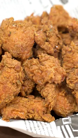 KFC Popcorn Chicken 😝👌🏻 - Bahan :  500 gr ayam fillet 2 sdt bubuk paprika 1/2 sdt merica bubuk 3 sdt kaldu jamur 1 sdt gula pasir 1/4 sdt garam 1 sdt cabe bubuk 1 sdt thyme  1 sdt parsley bubuk ( optional ) 1 siung bawang putih (diparut) 1 sdm greek yoghurt Tepung Kering : 200 gr tepung terigu 50 gr maizena 1 sdt baking powder 1 sdm paprika bubuk 1/2 sdt garam  1/2 sdm kaldu jamur 1/2 sdt merica bubuk 1 sdt parsley bubuk 1/2 sdt thyme bubuk 1 sdm bawang putih bubuk air - #reseptiktok #resepsimple #resepayam #idebekal #masakansimple #masakanrumahan 