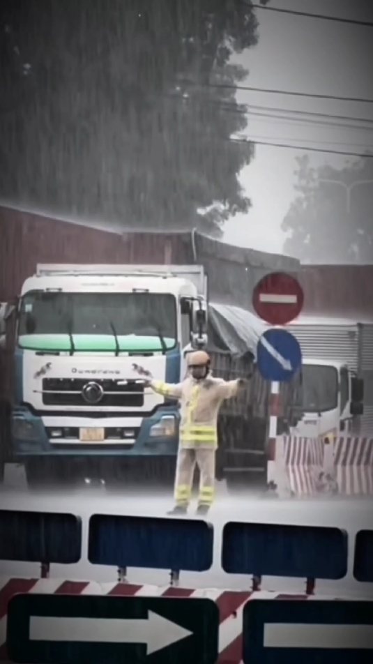 mưa lớn đến mấy thì anh GT vẫn phải dầm mưa làm nhiệm vụ, chắc nhiều người sẽ không thích bộ đồ đó nhưng có mấy ai hiểu được cảm giác đó☺️☺️#csgt #canhsatgiaothong #congannhandan #cand #canhsatnhandan #giaothong #nhachaymoingay❤️ #xuhuong2024tiktok #capcut 