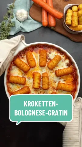 Die Kombination aus Bolognese und Kroketten in einem Gratin ist der Geheimtipp für ein gemütliches Abendessen, das garantiert jedem schmeckt. 🍅🧀  🛒 Du brauchst: 👉 2 EL Speiseöl, 500 g Rinderhack, 150 g rote Zwiebeln, fein gewürfelt, 150 g Karotten, fein gewürfelt, 100 g Sellerie, fein gewürfelt, 2 Knoblauchzehen, fein gehackt, 2 EL Tomatenmark, 400 g stückige Tomaten, 400 g passierte Tomaten, 1 TL Salz, 1 TL Oregano, 0,5 TL Pfeffer, 100 g Reibekäse, 400 g TK-Kroketten   #EinfachTasty #EinfachTastyRezept #KrokettenGratin #BologneseGratin #Ofenrezept #ComfortFood 