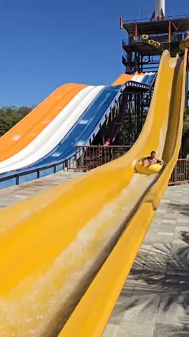 No diRoma Acqua Park, a diversão é garantida! 🌊😎 No Slide, você enconta uma combinação de emoção e adrenalina! 🙌🏻🎢 💦 Faça sua reserva em um de nossos hotéis e tenha acesso gratuito ao melhor parque aquático de Caldas Novas! ✅️ #diromahoteiseparques #diromaacquapark #caldasnovas #diversao #piscina #slide
