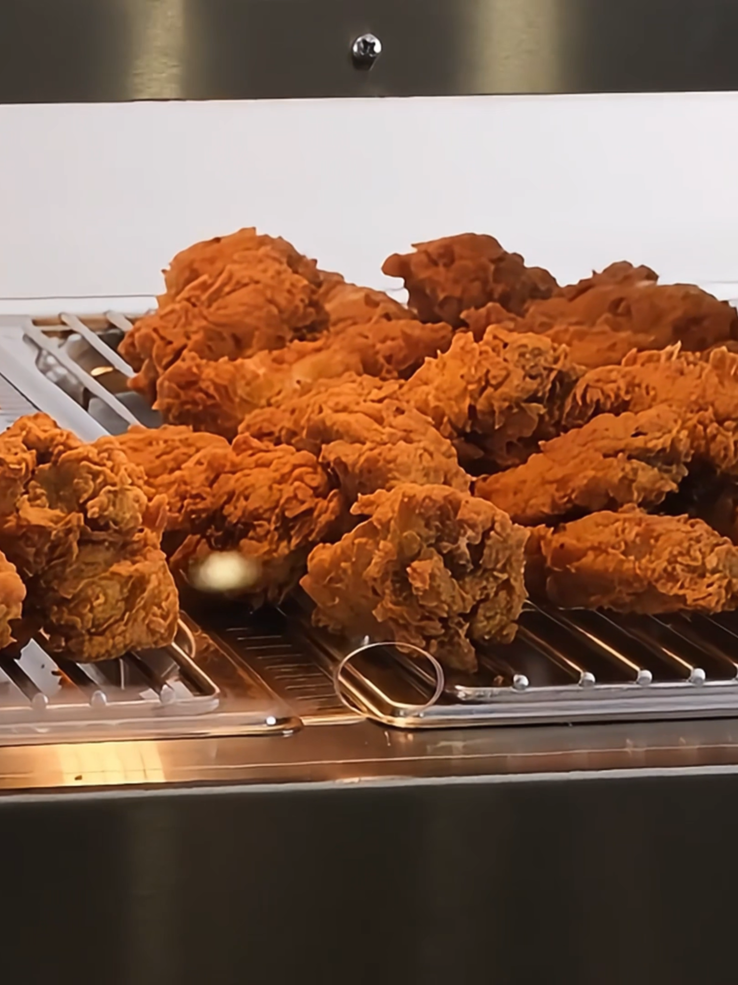 TENSHINE display counter warmers are designed for accumulating, holding and displaying hot fresh food for serving or packing at the point of sale in retail foodservice operations.#warmingcabinet #foodshowcase #kfcwarmer #fastfood