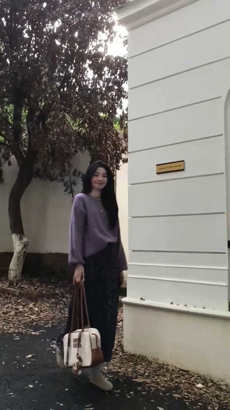 ✨️ 𝐍𝐄𝐖 𝐎𝐔𝐓𝐅𝐈𝐓 𝐔𝐏𝐃𝐀𝐓𝐈𝐍𝐆  ✨️ Áo len dài tay màu tím dáng rộng  ✨️ Chân váy hoa 3 tầng dài vintage ✨️ Túi WHOAU cầm tay Hàn Quốc 🛍Nàng Order Inbox @haniorders nha !!