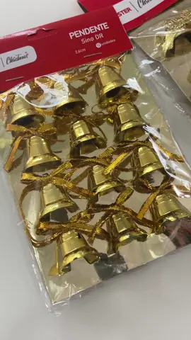 Enfeites de Natal!  Sino 🔔 No Natal, o sino simboliza o anúncio de boas novas e a alegria do nascimento de Jesus. Ele representa o chamado para a união, paz, e a celebração. Os sinos tocam para nos lembrar da chegada de algo especial e são vistos como um sinal de esperança e renovação durante essa época festiva. . . . #natal #sino #lojatialili