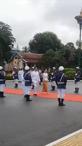 ទូលព្រះបង្គំ និងភរិយា ចូលរួមដង្ហែព្រះករុណាព្រះបាទសម្តេចព្រះបរមនាថ នរោត្តម សីហមុនី ព្រះមហាក្សត្រ នៃព្រះរាជាណាចក្រកម្ពុជា ជាទីគោរពសក្ការៈដ៏ខ្ពង់ខ្ពស់បំផុត ក្នុងពិធីសាសនានៃព្រះរាជពិធីបុណ្យខួបលើកទី២០ នៃការយាងឡើងគ្រងព្រះបរមសិរីរាជសម្បត្តិ របស់ ព្រះករុណាជាអម្ចាស់ជីវិតលើត្បូង នៅព្រះបរមរាជវាំង ។  រាជធានីភ្នំពេញ ព្រឹកថ្ងៃចន្ទ ទី២៨ តុលា ២០២៤  #ហ៊ុនម៉ាណែត #Hunmanet #កម្ពុជា #cambodia #សន្តិភាពនៅកម្ពុជា #Peaceincambodia