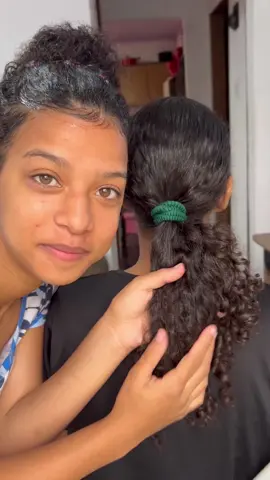 Finalizando pela primeira vez o cabelo da minha irmã 😮💖 #fyy #fy #cabeloondulado #cabelocacheado #finalizacaodecachos #finalizacaocabelocacheado #finalizacao #cabelos #irma #dedoliss #fyyyyyyyyyyyyyyyy #vaiprofycaramba 