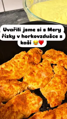 Nebrat osobně, jasný?! 😂👊🏻 Recept:  3ks kuřecí prso  pokrájej na plátek a osol z obou stran  2 vajíčka  1 řecký jogurt  lžička soli  70g strouhanky  100g 30% eidam  Olej na postříkání    Peč v horkovzdušce 15 min na 200 stupňů ❤️  Recept na nejlepší kaši:  Brambory ( 700g ) oloupej, pokrájej na maličké kostičky a vařit cca 7 minut ve vroucí osolené vodě doměkka, rozmačkej, vyšlehej s 200ml vlažného mléka a 30g másla, dosol dle chuti ❤️