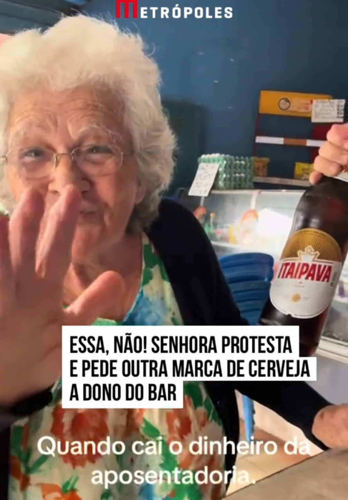 🧓🏼🍺 Senhoras com a voz de cig4arro já é uma instituição #brasileira. Um vídeo que voltou a bombar nas redes sociais neste fim de semana mostra uma senhora cheia de humor em um #bar, brincando com o dono do lugar. Com uma risada rouca, ela rejeita a marca de cerveja oferecida, dizendo: 