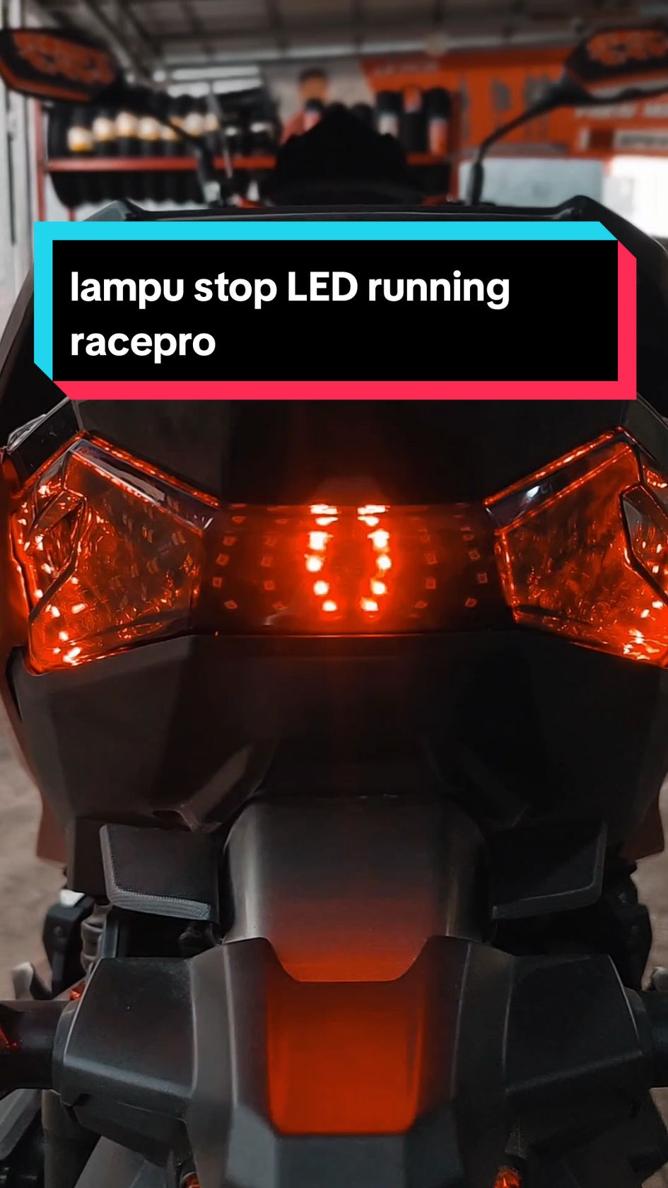 STOPLAMP RUNNING VARIO 160 merupakan aksesoris keren yang cocok untuk motor Anda. Dengan desainnya yang stylish, stoplamp ini akan membuat tampilan motor semakin sporty. Desain Keren Dengan desainnya yang keren, stoplamp ini akan menambah kesan sporty pada tampilan motor Anda. Desainnya juga mudah dipasang dan cocok untuk berbagai jenis kendaraan. Tahan Air Dibuat dengan bahan berkualitas tinggi, stoplamp ini tahan air sehingga tidak akan mudah rusak jika terkena air hujan atau genangan air di jalan. • Mudah Dipasang Stoplamp Running Vario 160 sangat mudah dipasang pada kendaraan Anda. Dalam satu set sudah termasuk mika dan aksesoris lainnya sehingga memudahkan dalam proses pemasangan. #vario160 #racepro #viral #tiktok #vario #fyp #cikarang #bekasi #lampu 