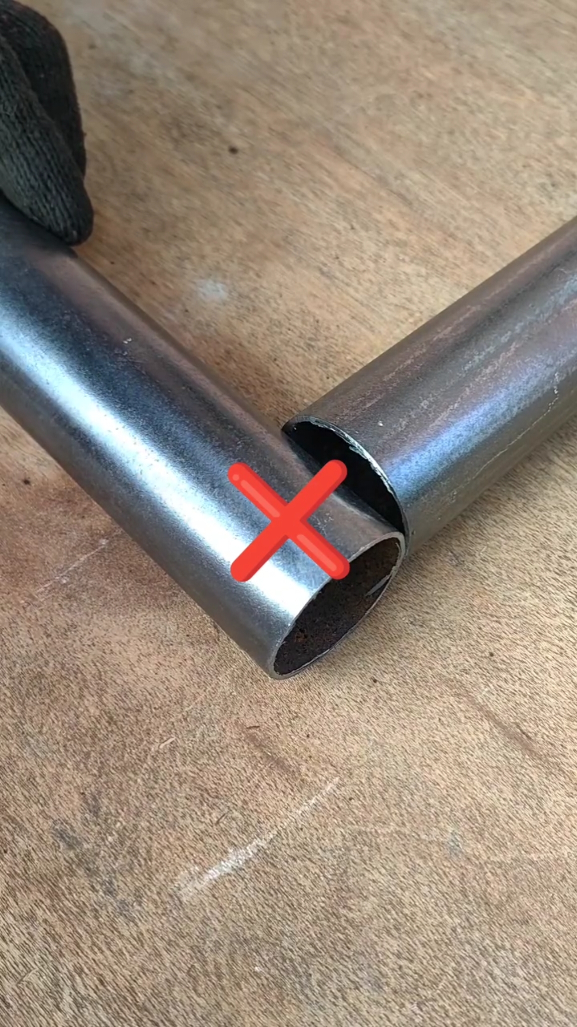 a welder's secret technique for making 90 degree corner joints on round pipes for precise joints #weldingart #art #ornament #welder #weld #DIY #cuttingskills #weldingcreativetools #welding #fabrication #metalworking #stickwelding #stickwelding7018 #weldingprojects #tipsandtricks #perfectweld #howtoweld #ironwelding #migwelding #migweldingwork 