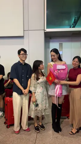 Cảm ơn ba mẹ, cảm ơn cả nhà yêu của con #HuynhThiThanhThuy #MissInternational #BeautiesforSDGs #HoahauVietNam #TienPhong #SenVang#Nucos #Vietjet #ArataWellness #YenChungSamVang #TrungNguyenLegend #CharmePerfume #LongBeachPearl 
