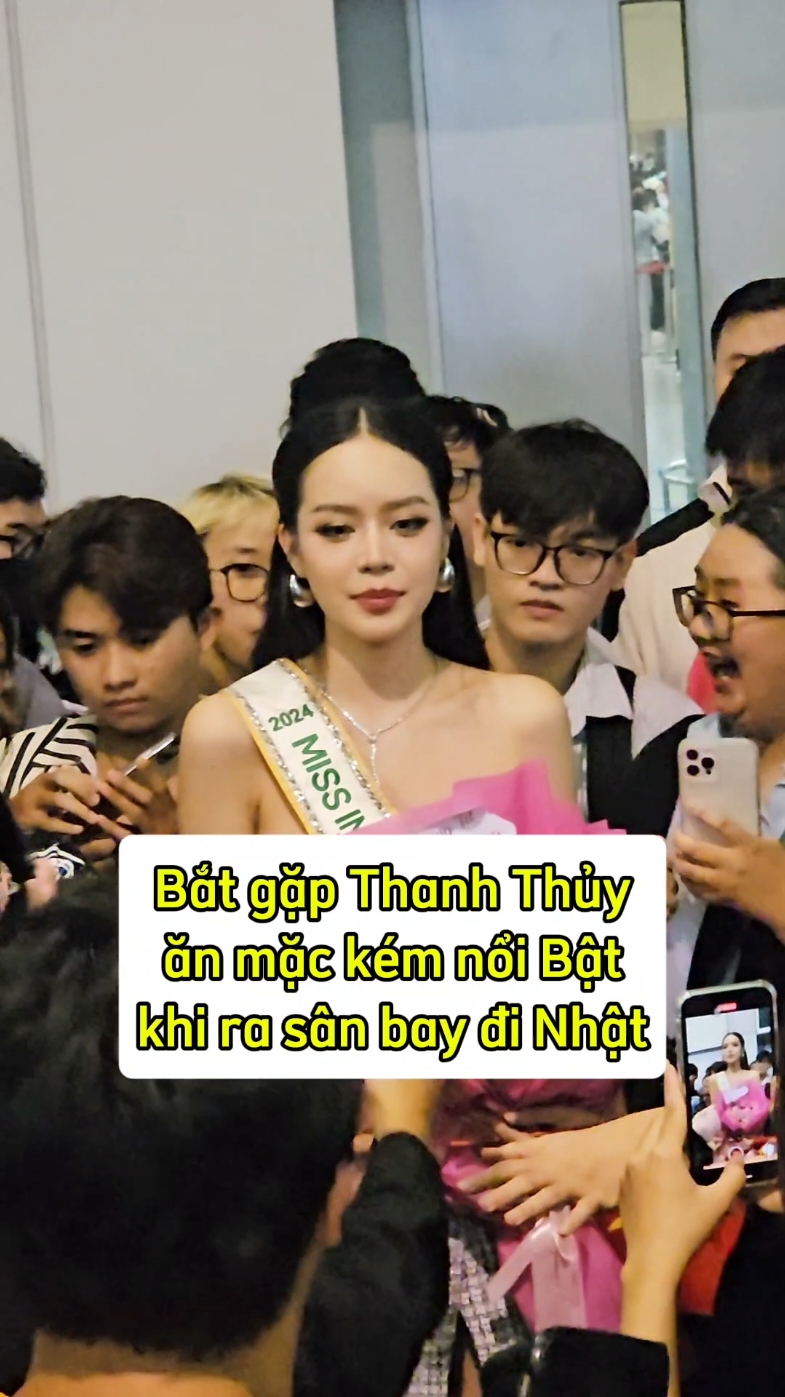 Bắt gặp Hoa hậu THANH THỦY ăn mặc quá bình thường không nổi bật trong đám đông khi ra sân bay đi thi MI 2024 tại Nhật #saigondailymedia #saigondaily #kyduyen #thanhthuy #queanh #mi #missInternational #thanhthuy #saigondaily #saigondailymedia 