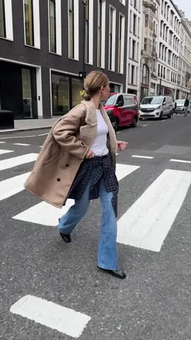 Getting ready for the week with the perfect fall outfit inspo by @whatgigiwears. Which fall item is essential in your wardrobe? 🏙️ #lefties #inlefties #leftiescommunity #leftieslooks