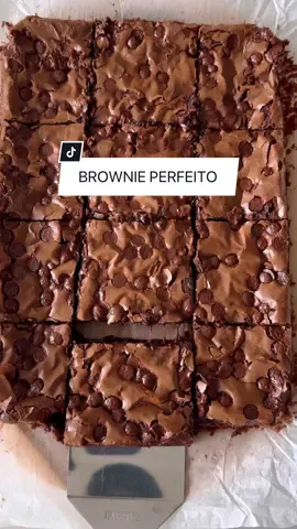 Brownie perfeito! Essa receita de brownie é a melhor que existe. Já salva esse vídeo!🍫 Ingredientes:  300 gramas de chocolate meio amargo  200 gramas de manteiga sem sal  2 xícaras de açúcar  4 ovos  1 e 1/2 xícara de farinha de trigo  2 colheres de sopa de cacau em pó  Gotinhas de chocolate meio amargo pra decorar  Modo de preparo:  Derreta o chocolate com a manteiga no microondas de 30 em 30 segundos mexendo sempre, enquanto isso bata os ovos com o açúcar até espumar e despeje por cima do chocolate, misture. Acrescente a farinha e o cacau e misture novamente, unte uma forma e acrescente papel manteiga, despeje a massa e asse em forno pré-aquecido à 180 graus por 45 minutos, espere esfriar e corte em pedaços! Aproveite 🍫🤤 Fica surreal de gostoso!  Gostaram?  #brownie #chocolate #confeitaria #receitas #comida #recheio #brigadeiro #bolo #sobremesa #doce #fyy 