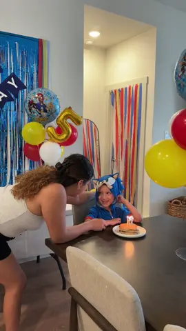 Love making these memories to look back on 💙 #sonsbirthday#birthdaymoments#birthdaymorningsurprise#birthdayboy#morningsuprise#birthdaypancakes