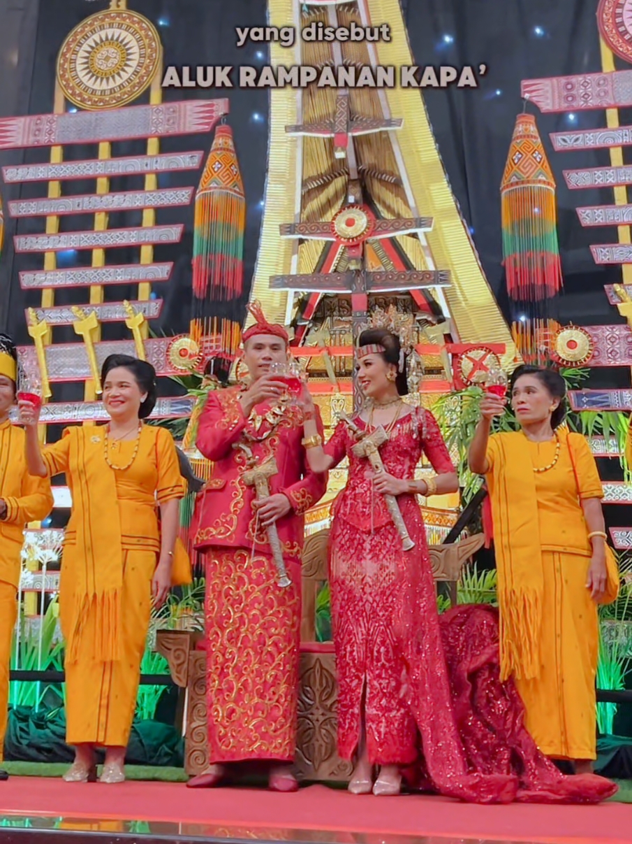 Pernikahan adat Toraja bisa dibilang merupakan pernikahan yang memiliki tradisi berbeda dengan suku-suku lainnya yang dipenuh dengan keindahan dan makna mendalam! Di video ini, akan dibahas fakta-fakta unik yang hanya bisa kamu temukan di pernikahan Toraja. Penasaran? Tonton sampai selesai!✨️👸🤵 #BambudenMakassar #CulturalHeritage #luxurywedding #TorajaCulture #BudayaSulawesi #PernikahanAdat 