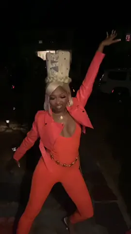 Safe to say… i love being black 👑👱🏾‍♀️⭐️ #baps  #halloweencostume #blackgirltiktok🤎  @Halle Berry 