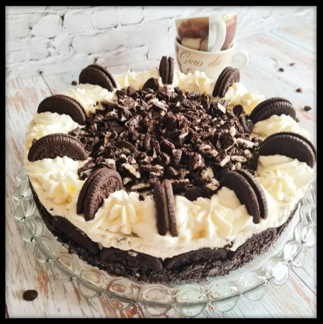 🎂Doppeldecker-Keks-Torte🎂 Zutaten: ☆Teig • 350 g Doppeldecker Kekse • 60 g geschmolzene Butter ☆ Füllung • 100 g weiße Schokolade, geschmolzen  • 450 g Frischkäse • 200 g Sahne • 150 g Magerquark • 100 g Doppeldecker- Kekse • 80 g Puderzucker  • 1 WL Vanilleextrakt  • 3 Pck. Sahnesteif ☆ Topping • 150 g Doppeldecker-Kekse • 200 g Sahne • 1 Pck. Sahnesteif  • 1 Pck. Vanillezucker  👉 Für den Boden die Kekse zerkleinern und mit der Butter vermischen. 👉 1 Springform einfetten und den Boden mit Backpapier auslegen. Dann die Mischung drauf verteilen und fest andrücken. Im Kühlschrank aufbewahren, während die Füllung hergestellt wird. 👉 Die Kekse vorsichtig auftrennen und das weiße Innere herauskratzen. Die Kekse an den Rand der Springform aufstellen.  👉 Das Herausgekratzte der Kekse mit dem Frischkäse, dem Quark, Vanillezucker und Puderzucker aufschlagen. Dann folgt 1 Pck Sahnesteif. 👉 Sahne separat mit Sahnesteif aufschlagen. Dann vorsichtig unter die Frischkäse Mass3 heben und kalt stellen. 👉 Schokolade im Wasserbad schmelzen und dann wieder etwas abkühlen lassen. Auch dies dann unter die Frischkäse-Masse heben. 👉 Diese Masse nun auf den Tortenboden verteilen und darauf achten, dass die Kekse am Rand aufrecht bleiben. 👉 Torte für gut 5 Stunden (am besten über Nacht) durchkühlen. 👉 Sahne, Vanillezucker und Sahnestwif aufschlagen und sie Kekse zerbröseln. Dann Torte dekorieren. #deliciousfood #lecker #cake #torte #foodie #sweet #einfacherezepte #tik_tok 