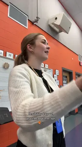 one of my favorite vocal flexibility & vowel placement warm-ups! 🍕🎶 #choirteacher #teachersoftiktok #sing #vocalwarmup #choir #singing #music #musicteacher #musiceducation #highschoolteacher 