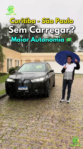 ⚡️ De Curitiba/PR até São Paulo/SP na Chuva e com o Carro Elétrico de Maior Autonomia ⚡️ 💡 O vídeo de agora é com uma viagem de carro 100% elétrico, indo da capital do Paraná até a capital de São Paulo… 🔋 Em que o escolhido foi o elétrico com a maior autonomia do Brasil, o BMW iX50, que pelo Inmetro roda até 528 km! 🌎 Entre outros detalhes, falamos em uma das maiores baterias do Brasil, com 111.5 kWh de capacidade, capaz de ser carregada em até 22 kW de potência AC e até 200 kW DC! 🔌 Saindo então com carga completa de Curitiba/PR, com bastante chuva e velocidade média dentro dos limites da via! Um destaque interessante é que fiquei um bom tempo parado por trânsito.. 🔋 E aí, chega sem carregar? Confere no vídeo, em que eu também te lembro que minha dica para você comprar BMW é a @bmwagulhasnegras 