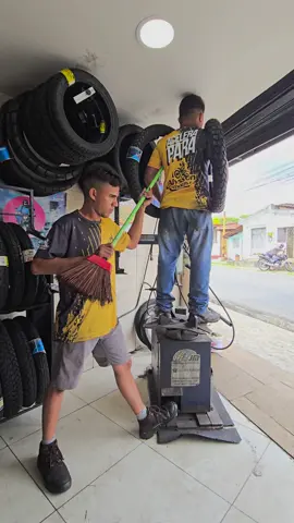 Quando a oficina está ociosa, o marketing entra em ação! 😂 Olha só o que a equipe da Alysson Motos apronta nos momentos de folga! Porque aqui, além de serviço de qualidade, também tem muita diversão! #videos #comedia #engraçado #oficina #motos 