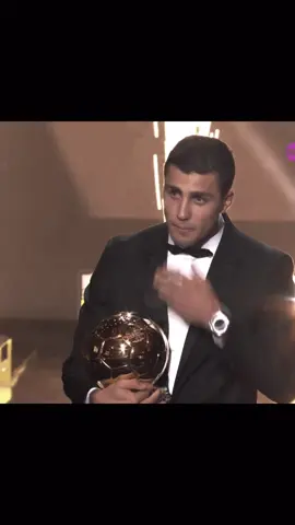 Rodri recebendo a bola de ouro.  #rodri #ballondor #vinijr #viniciusjunior #boladeouro 