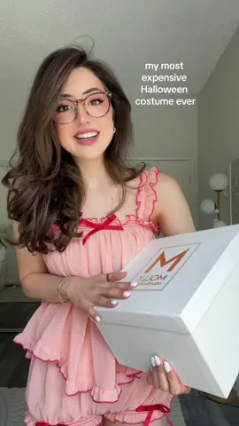 I told y’all I take Halloween VERY seriously. The fashion girly in me is kicking and screaming with joy rn 💃 #notsophiesilva #halloween #halloweencostume #padme #padmeamidala #unboxing 