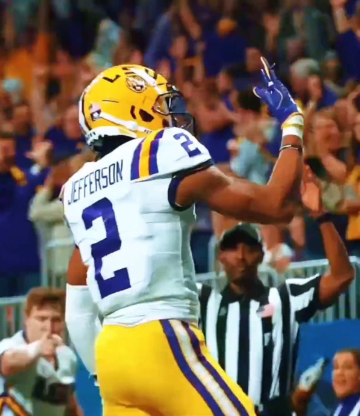 Threaux Back 👀🐅 #getthegat #edit #fyp #CapCut #lsu #lsufootball #joeburrow #jamarrchase #justinjefferson #footballedit 