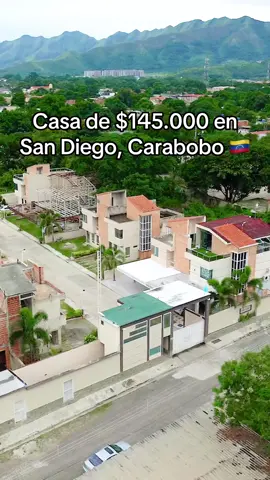 HERMOSA CASA EN VENTA 📍Ubicada en San Diego, sector Los Pinos, Conjunto Resd. Villa Cristal. Una hermosa casa construida con materiales y espacios de lujo. Pisos de porcelanato y una gran pared revestida con coralina en Sala-Comedor, dan paso a una cocina de concepto abierto con equipamiento y artefactos de alta gama. Está distribuida de la siguiente manera: ◼️Construcción: 281 mts2 ◼️Amplia sala Comedor ◼️Cocina empotrada de lujo, con tope de cuarzo blanco marca Silestone y equipamiento de alta gama. ◼️Baño de Visita ◼️Estudio con mobiliario hecho a la medida y aire acondicionado ◼️Área de Faena, con tope de cuarzo y mobiliario empotrado para Lavadora y Secadora de última generación, además de estantería para almacenar productos de limpieza. ◼️Maletero con acceso desde el área de Faena ◼️Amplio patio con Terraza techada ◼️ Escalera revestida de cuarzo blanco ◼️Tres Habitaciones. La principal con Baño, con jacuzzi, Walking Clóset y vestier. Igualmente cuenta con amplio balcón Las dos habitaciones secundarias, poseen clóset y comparten hermoso baño ◼️ Gran Terraza descubierta (3er nivel) de uso recreativo. Vistas al conjunto y al hermoso paisaje Baño en Terraza ◼️ Cinco (5) puestos de estacionamiento ◼️Planta Eléctrica 100% para toda la casa ⚡️ ◼️Pozo de Agua 💦 ◼️Circuito de cámaras en toda la casa y zonas externas ◼️Cerco eléctrico Perimetral ◼️Garita de Vigilancia con personal 24 Horas ◼️Conjunto cerrado de solo 17 viviendas. Precio: 145.000$ Negociables #casasenvalencia #casasdelujo #casasmodernas #casasenventa #casasensandiego 