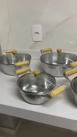 Comprei o jogo de panelas de alumínio batido da @Shopee Brasil  Além de ser um produto que dura por muito tempo elas são modernas e as tampas são de vidro trazendo praticidade na hora de ver os alimentos em preparação, evitando que sejam abertas no momento de cozimento 😻😻  . . me conta aqui o que vocês preferem 👇🏻 . #apenaplanta #meuape #reforma #apartamento #meuap