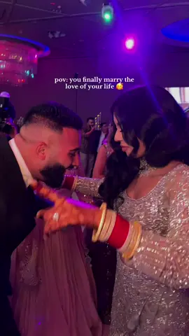 BEST FRIENDS 4 LIFE 🤞🏻bride and groom smiling and dancing the night away 🥹#punjabiwedding #indianwedding #reception #shaadi #dancefloor #pakistaniwedding #sikh #punjabi 