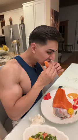 Eating raw salmon. Sashimi like. Post workout meal. #afghan #bodybuilding #fyppppppppppppppppppppppp #هزاره_پشتو_ازبک_افغان_هم_وطن #هموطن #افغان #بدنسازی #salmon #eating #asmr #postworkout #fypツ 