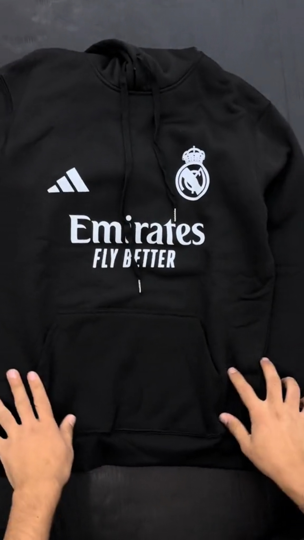 #كن_مميزاً  هودي ريال مدريد 🏆 متوفر بلونين الابيض والاسود ✅ خامة قطن اصلية بايادي عراقية من ماركة kjo ✅  مع ضمان ما يصوف بالغسل سنة كاملة ✅  متوفر جميع القياسات ✅  ---------------------------------------- سعر القطعة 20 الف  يوجد توصيل الى جميع محافظات العراق ( سعر التوصيل 5 الف)