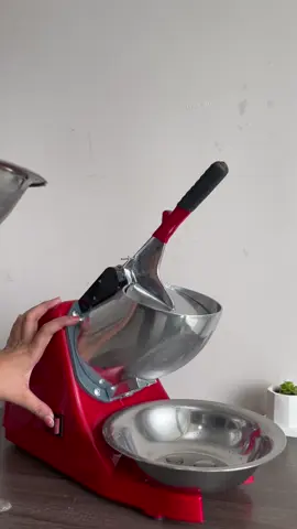 ICE CRUSHER Ice crusher kimitsu merupakan produk unggulan. Dengan kecepatan tinggi, mampu menyerut es dengan sepurna. Sangat produktif dan berkapasitas besar. Mudah di pakai dan pastinya tahan lama. SFESIFIKASI PRODUK -Power : 300 watt -Voltase : AC 220 - 240 V 50 -60 Hz -Kapasitas : Up to 65 Kg / hr -Speed : 2200/rpm #fyp#foryou#foryoupage#foryourpage#fyppppppppppppppppppppppp#fypシ゚#icecrusher#kitchenware#happycookingwithkimitsu#kimitsukitchenware  