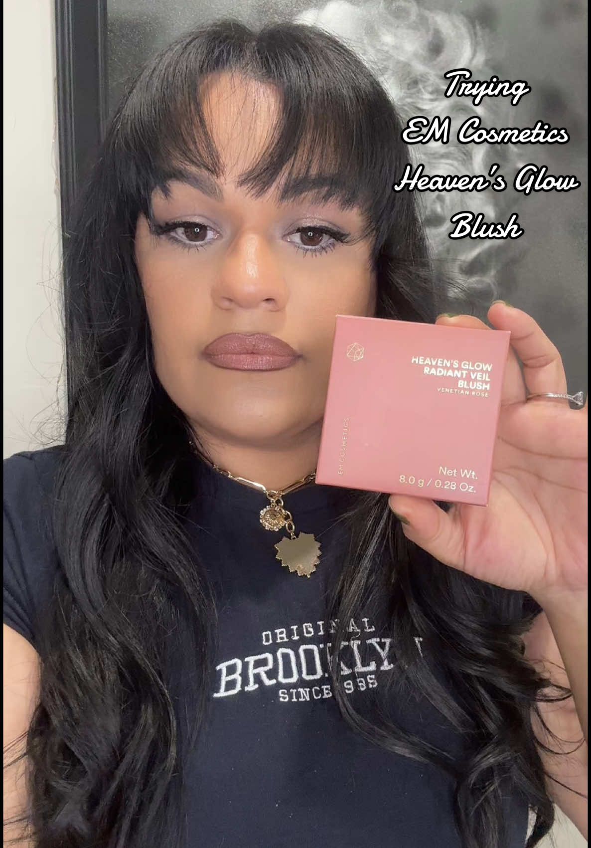 Probando el rubor de @EM Cosmetics by Michelle PhanEs un rubor sedoso y ligero que da un aspecto radiante y juvenil. Si pudiera escojer solo algo de mi maquillaje escojo este rubor, esta divino. 👌#emcosmetics #michellephan #blush #venetianrose #bakedblush #vintage #makeup #tiktokshop #tiktokmademebuyit #makeupmusthaves #shoptiktok #fypシ #makeuptiktok #TikTokBeauty #giftideas #feliznavidad #giftguide #tiktokblackfriday 